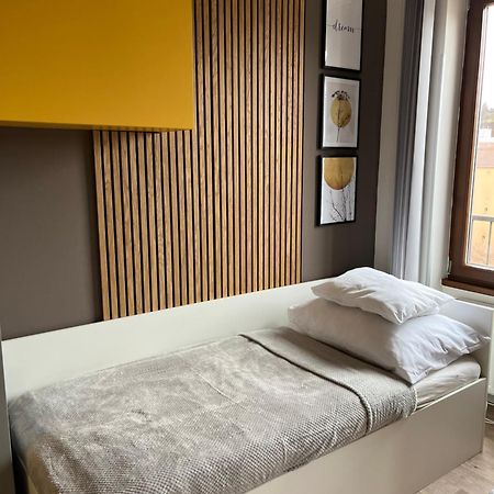 Yellow Apartment Deluxe Брно Экстерьер фото