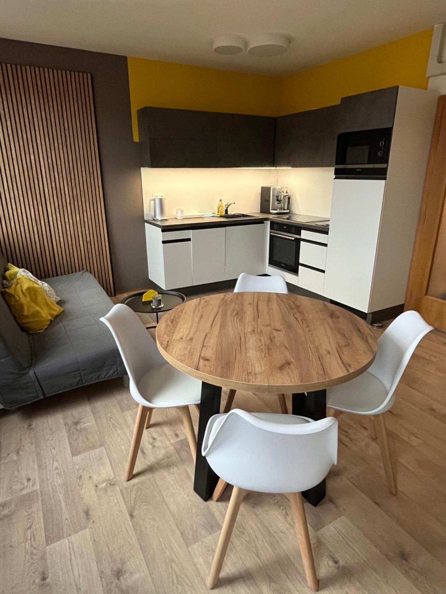 Yellow Apartment Deluxe Брно Экстерьер фото