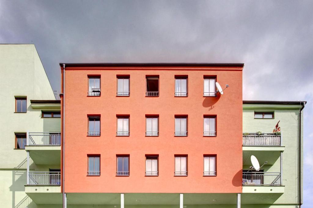 Yellow Apartment Deluxe Брно Экстерьер фото